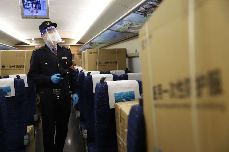 " 4月3日17时58分,江西近千名医护人员乘坐g1394次援沪高铁专列紧急