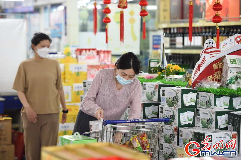 【组图】“守沪者联盟”丨探访上海抗疫一线：首批防范区居民走出小区