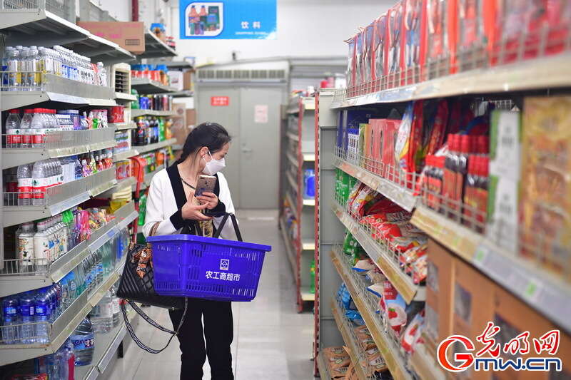 【组图】“守沪者联盟”丨探访上海抗疫一线：首批防范区居民走出小区