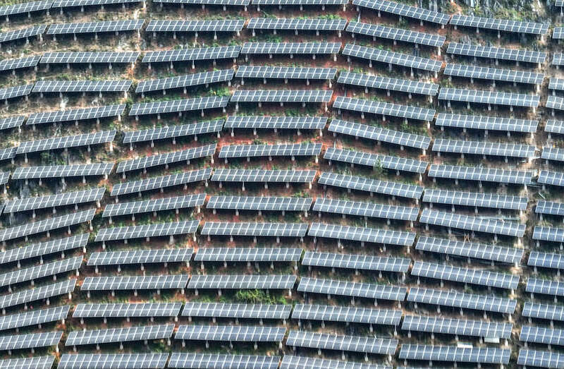 整齐划一的光伏发电板。周金鹏摄