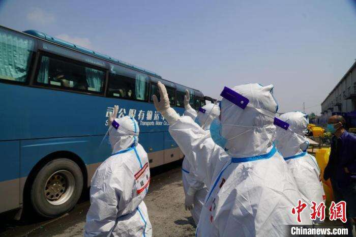 逾170人告别金山区方舱医院国际赛车场变身“帐篷式方舱”