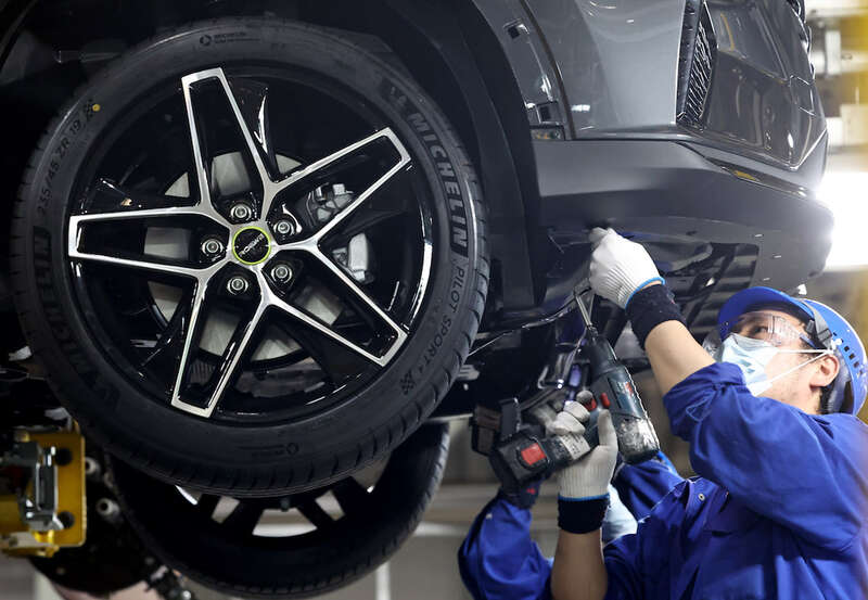 2022年4月23日，上汽临港乘用车工厂工人在总装车间对车辆进行零件安装。