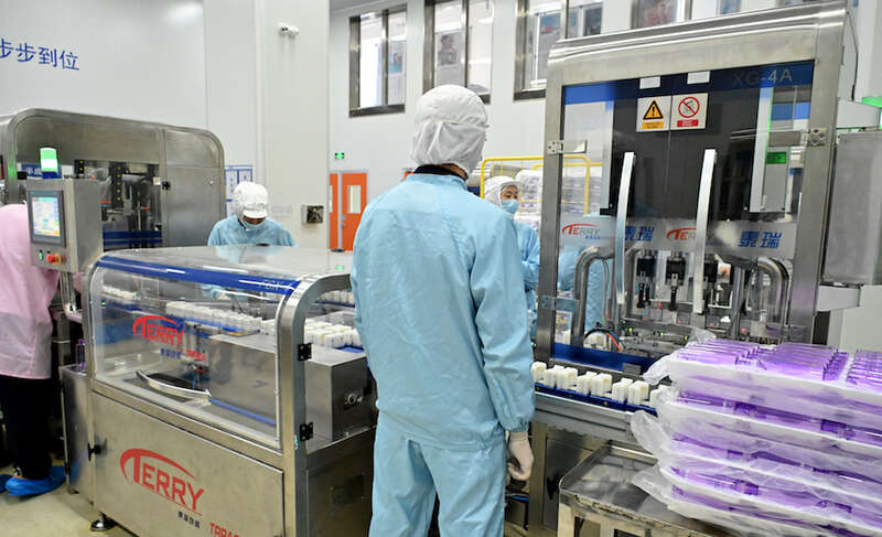 2022年4月19日，上海，东方美谷园区伽蓝集团，400多名员工有序复工，复工人员在进行工作。