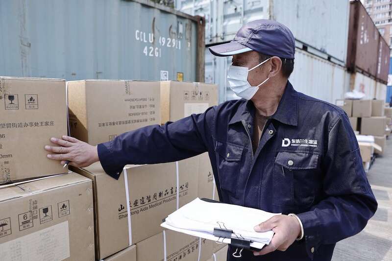 2022年4月20日，上海，工作人员对即将出库的防疫物资进行再次清点。