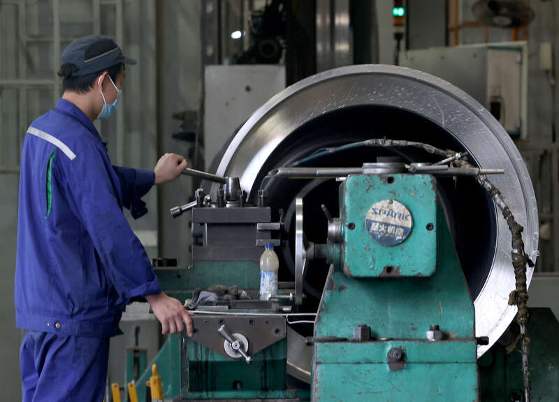 2022年4月23日，上海电气核电集团有限公司的工人在车间工作。