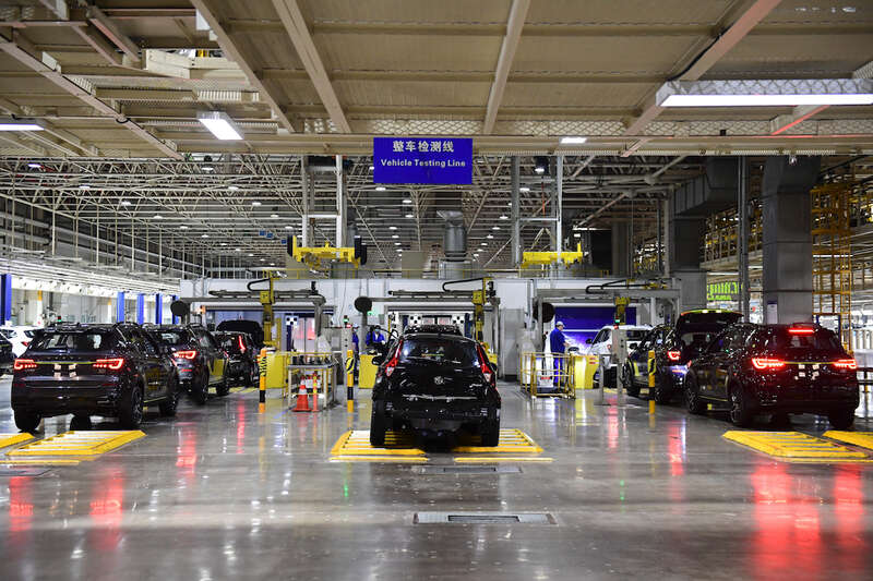 2022年4月23日，上海，上汽集团临港乘用车工厂，汽车在整车检测线上等待检测。
