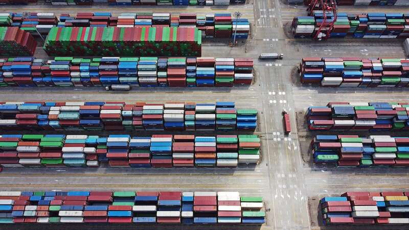 2022年4月24日，洋山港码头分区封闭作业等措施，保持全天候运行。