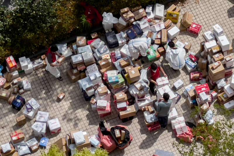 2022年4月22日，上海，虹口区大连路口附近，京东物流快递员整理货物准备派送。