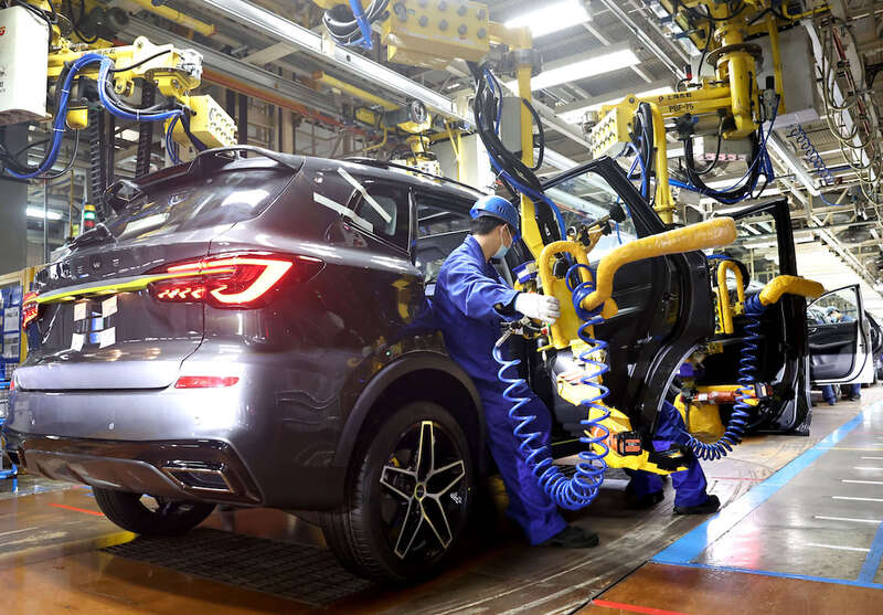 42022年4月23日，上汽临港乘用车工厂工人在总装车间工作。