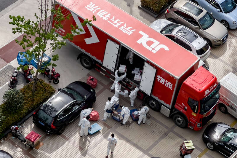 2022年4月22日，上海，虹口区大连路口附近，京东物流车正在卸货。