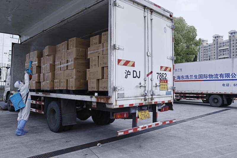 2022年4月20日，上海，工作人员对防疫物资进行消毒作业。