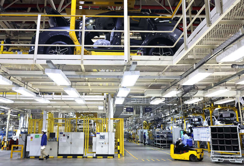 2022年4月23日，上海，上汽集团临港乘用车工厂，工人在运输汽车配件。