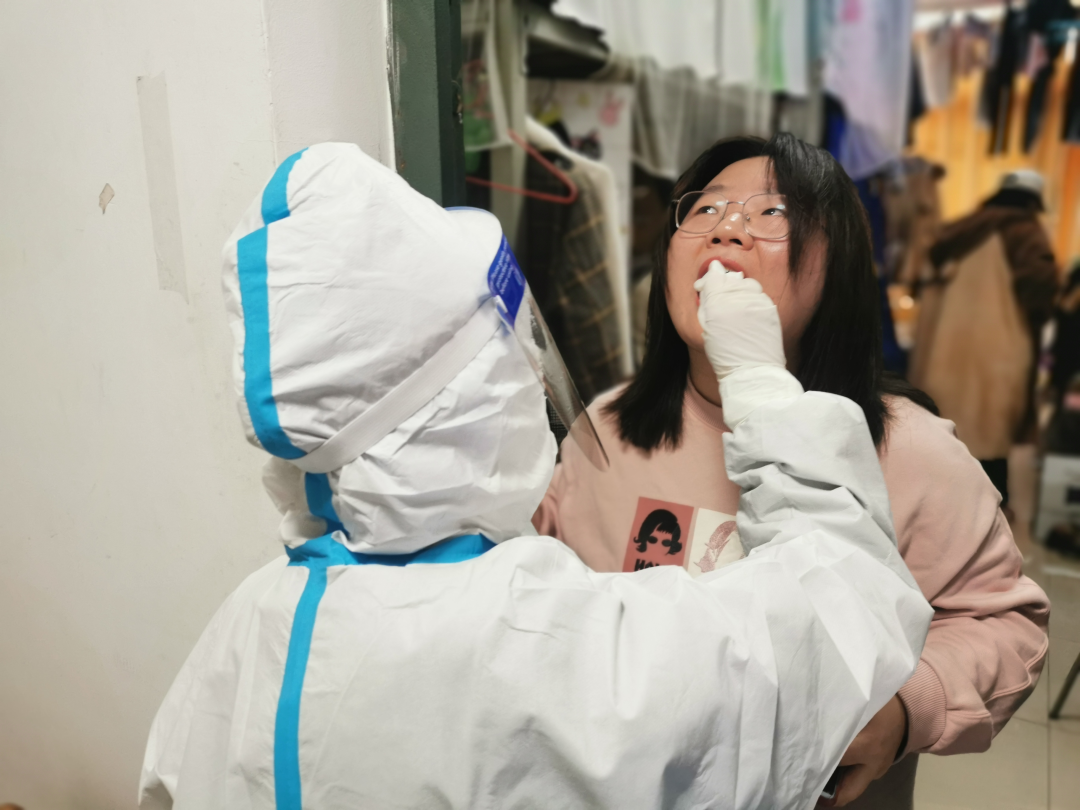 送检上门暖心大白让核酸检测更有温度