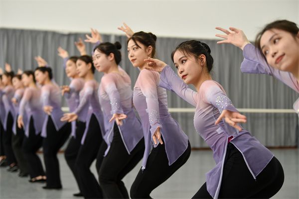 南京大学生舞动青春迎接世界舞蹈日