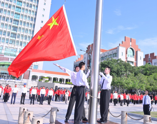 厦大近千名团员青年参加国旗下的团课