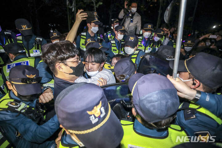 据韩国纽西斯通讯社报道,5月20日,美国总统拜登访问韩国的第一天,多名