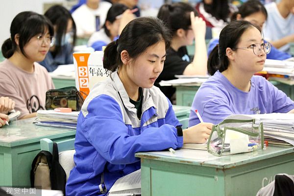 江苏连云港高三学子挑灯夜读迎高考