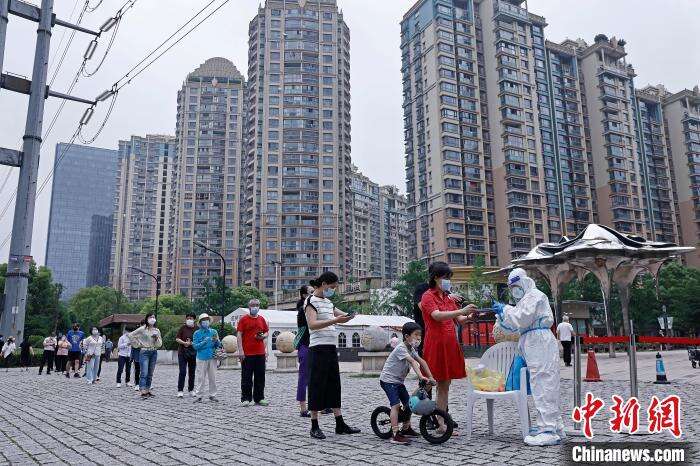 民众在黄金城道步行街长宁核酸采样工作站排队等待进行核酸采样。 殷立勤 摄