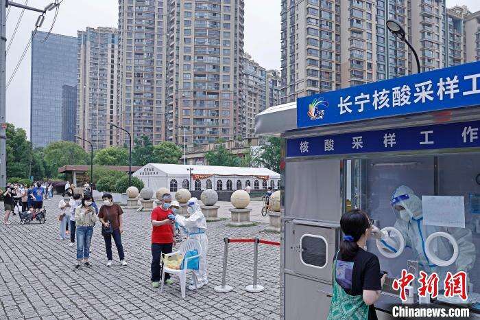 民众在黄金城道步行街长宁核酸采样工作站进行核酸采样。 殷立勤 摄