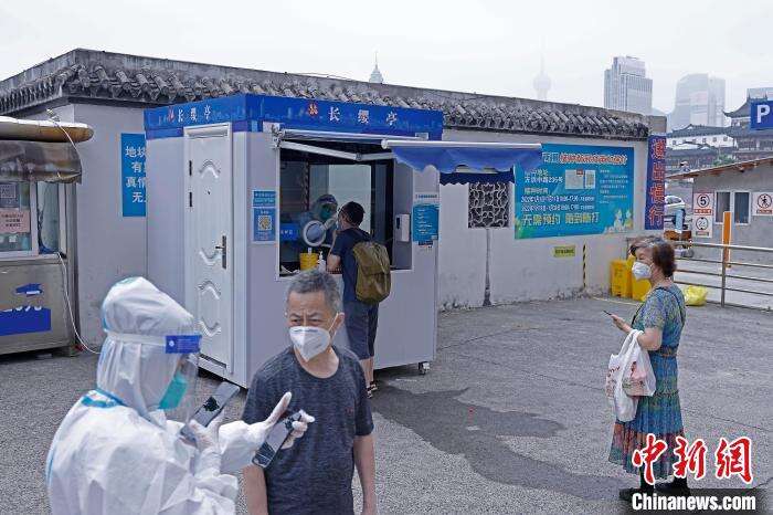 市民在昼锦路黄浦长缨亭核酸采样点进行核酸采样。 殷立勤 摄