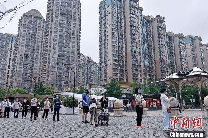 民众在黄金城道步行街长宁核酸采样工作站排队等待进行核酸采样。 殷立勤 摄