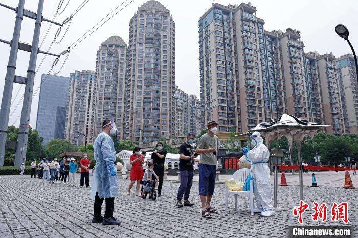 民众在黄金城道步行街长宁核酸采样工作站排队等待进行核酸采样。 殷立勤 摄