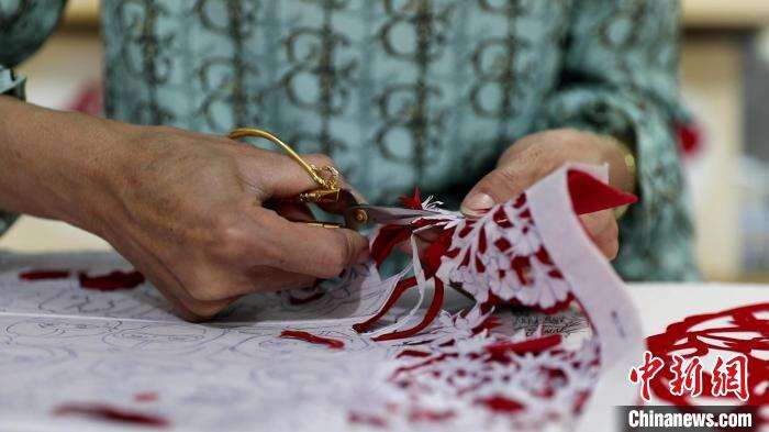 【十年@每一个奋斗的你】科尔沁蒙古族剪纸传承人:上下翻飞间剪出万千世界