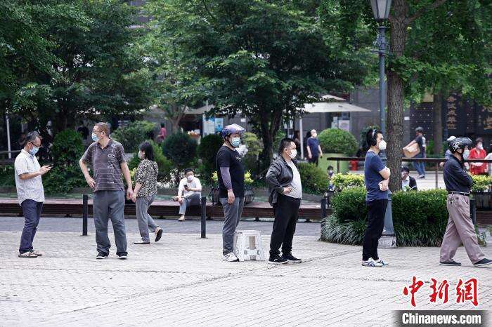 民众在黄金城道步行街长宁核酸采样工作站排队等待进行核酸采样。 殷立勤 摄