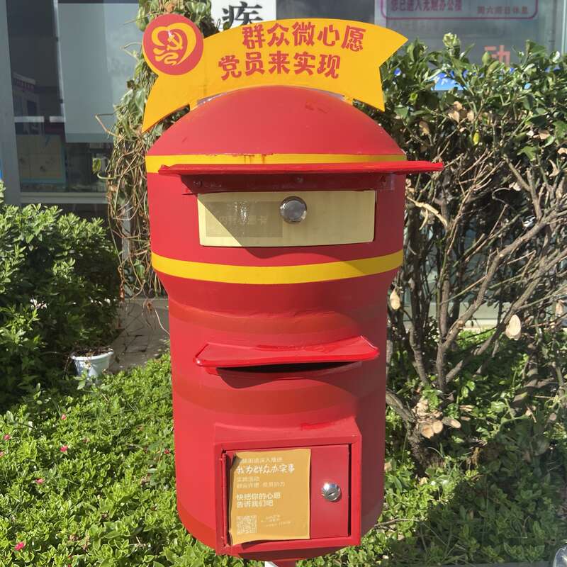 在禄脿街道的为民服务大厅和每个村(社区)显著位置,都放置着一个红色"
