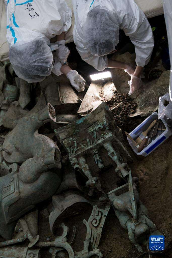 三星堆新发现6个祭祀坑上新文物近13000件