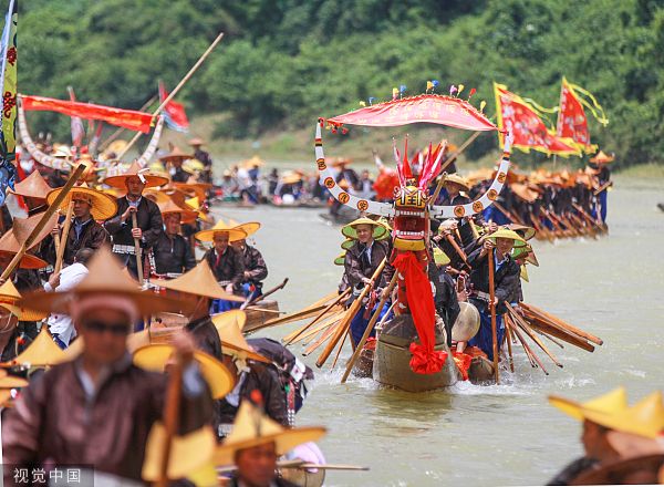 贵州黔东南:苗族独木龙舟节开赛 苗胞盛装祈愿风调雨顺