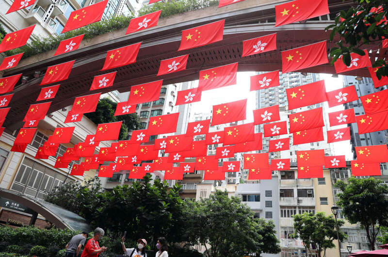 6月16日,在香港利东街,中华人民共和国国旗和香港特别行政区区旗迎风