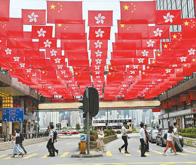 香港尖沙咀,街头挂满中华人民共和国国旗和香港特别行政区区旗