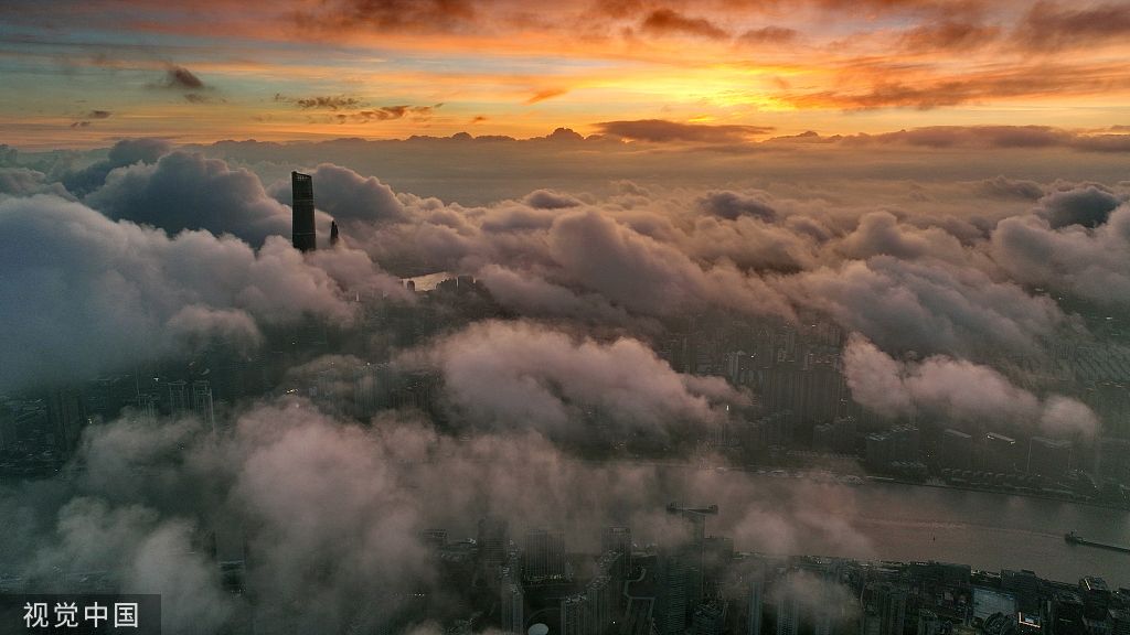 上海：梅雨季过后天空现云海景观