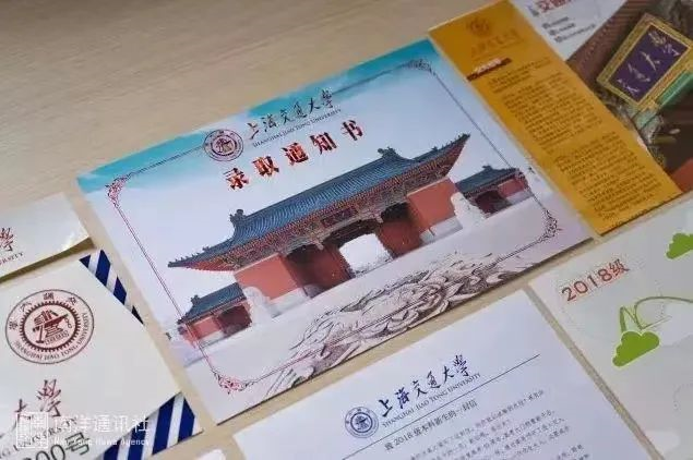 交大东大门等比例还原缩小以3d折叠的方式"跃"出纸面卡片中还氤氲着