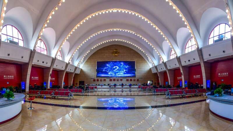 9 贵州省公共资源交易中心以“互联网+公共资源交易”为实施路径,不断深化公共资源交易平台整合共享,推动形成全省“一云统揽”“一平台服务”“一网通办”的公共资源交易服务新格局。_全景图1(1).jpg