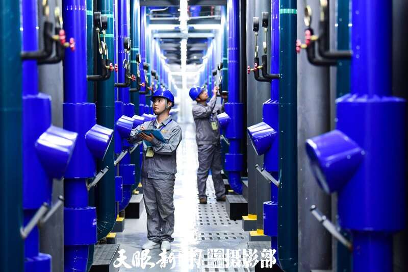 4 中国联通贵安云数据中心技术人员在机房室内巡检微模块进出水管阀门压力表。该中心是中国联通在南方建设的最大云数据中心。 李枫 陈慧 摄DSC_8410(1).jpg