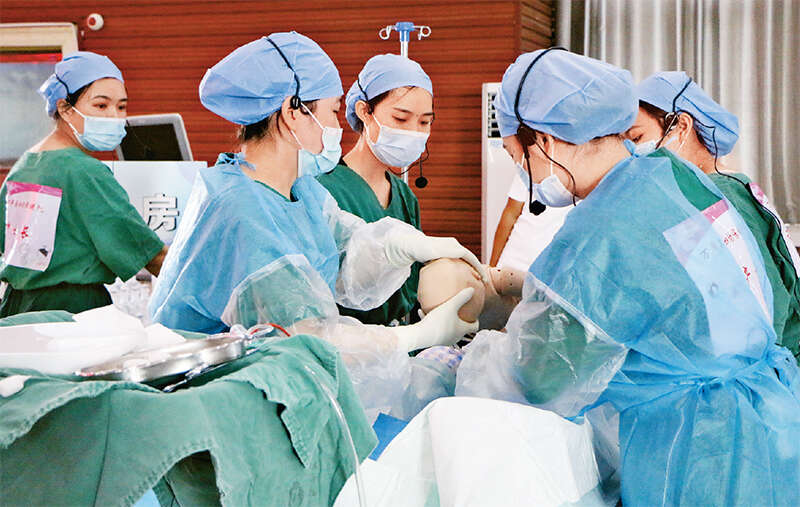 2021年8月，为提升危重孕产妇、危重新生儿救治水平，切实保障母婴安全，江西省上饶市万年县卫生健康委等部门组织该县医疗机构进行母婴安全技能大比武。图为比武现场。 求是图片 徐声高/摄