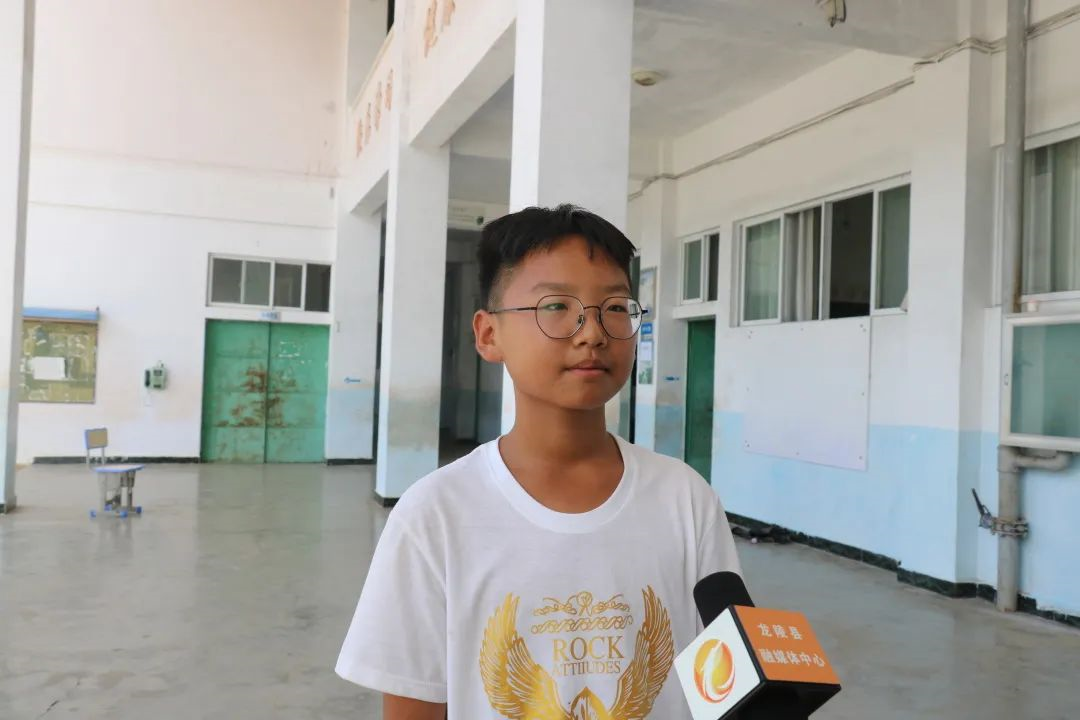 在龙陵县木城彝族傈僳族乡的木城中学教室里却传来了郎朗清脆地读书声