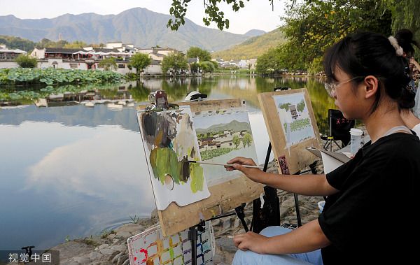 安徽黄山立秋时节宏村古村落迎来暑期写生高峰期