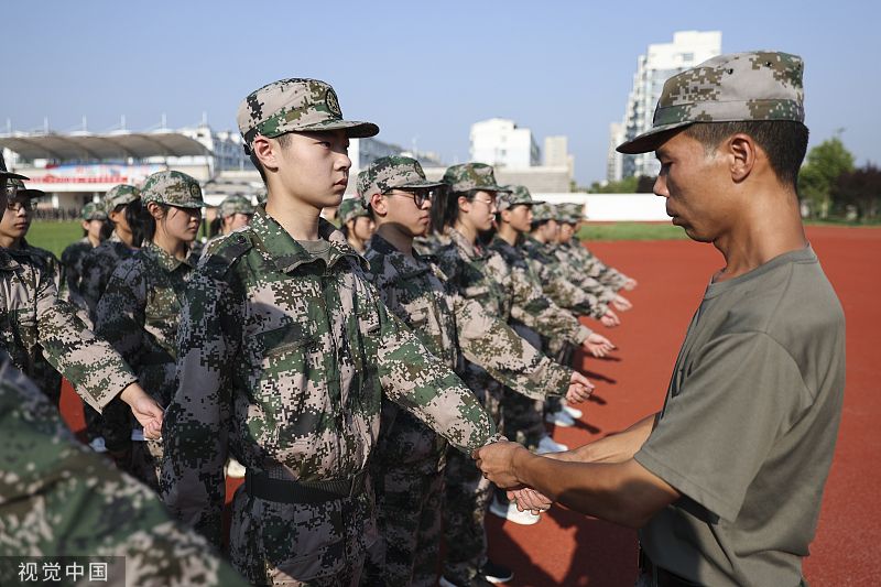 2022年8月18日,江苏连云港,赣榆第一中学的高一新生参加军训