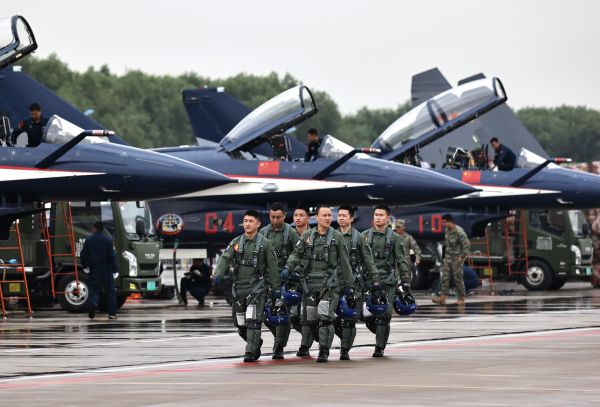 2022长春航展第四日空军八一飞行表演队奉献惊艳表演