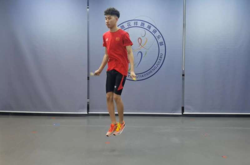 17岁少年刷新连续三摇跳绳吉尼斯纪录