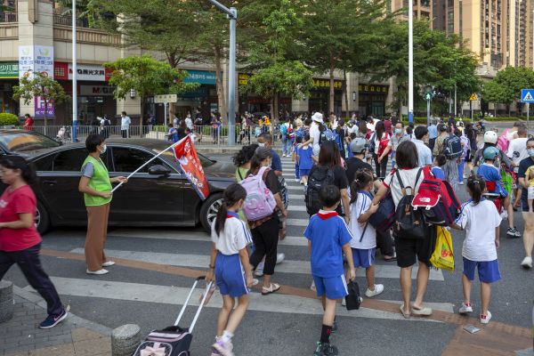 深圳中小学及幼儿园学生分批返回校园 放学时间段学生有序离校