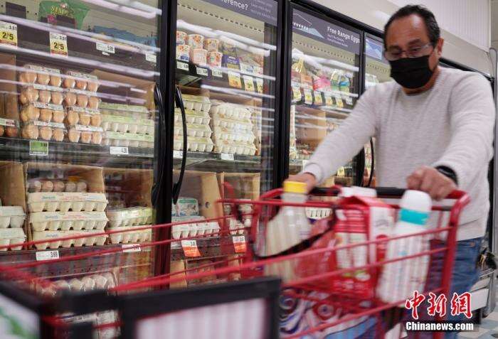 当地时间4月5日，一名顾客从美国加州圣马特奥县一家超市的鸡蛋货柜前经过。 <a target='_blank' href='/'><p  align=