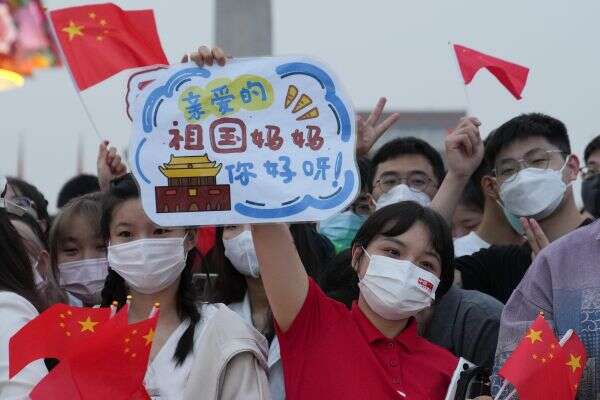 10月1日清晨，隆重的升国旗仪式在北京天安门广场举行，庆祝中华人民共和国成立73周年。（鞠焕宗 摄）