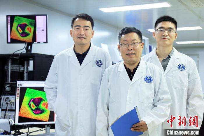 研究成果论文部分作者范峰滔、李灿、陈若天(从左至右)在中科院大连化物所实验室合影。　中科院大连化物所 供图