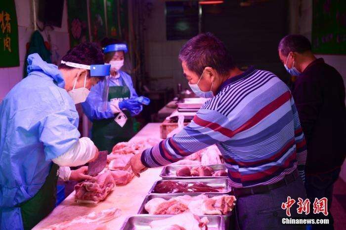 资料图：上海崇明，居民在庙镇集贸市场购买猪肉。 <a target='_blank' href='/'><p  align=