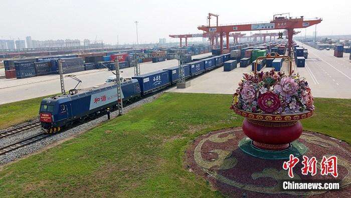 资料图:陕西西安,中欧班列(西安—汉堡)列车整装待发。(无人机照片) <a target='_blank' href='/'><p align=