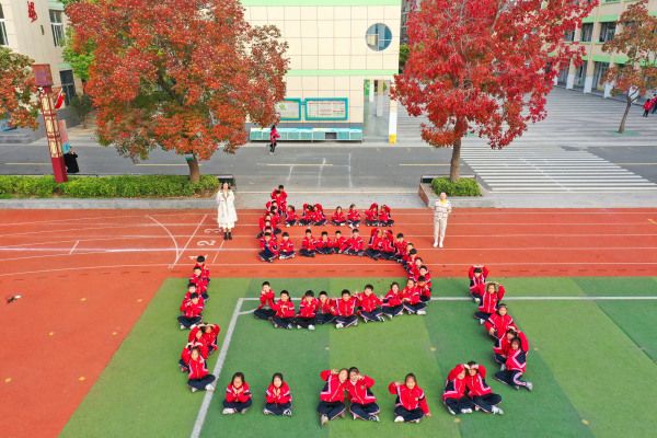 学生排队摆造型图片图片